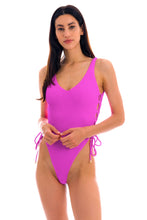 Laden Sie das Bild in den Galerie-Viewer, Model Front: Rio De Sol Une Pièce St-Tpz Pink Zoe

