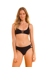 Carica l&#39;immagine nel visualizzatore di Gallery, Model Front: Rio De Sol Haut Top Bora-Black Bra-Trio
