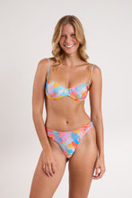 Laden Sie das Bild in den Galerie-Viewer, Model Front: Rio De Sol Haut Top Cloud Kelli
