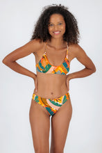 Laden Sie das Bild in den Galerie-Viewer, Model Front: Rio De Sol Haut Top El-Arco Bralette
