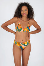 Laden Sie das Bild in den Galerie-Viewer, Model Front: Rio De Sol Haut Top El-Arco Bralette-Orange
