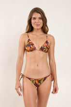 Laden Sie das Bild in den Galerie-Viewer, Model Front: Rio De Sol Haut Top Fiore Lia
