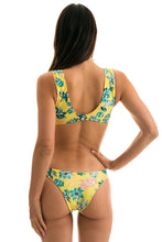Laden Sie das Bild in den Galerie-Viewer, Model Back: Rio De Sol Haut Top Florescer Highleg
