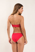 Laden Sie das Bild in den Galerie-Viewer, Model Back: Rio De Sol Haut Top Hibiscus Lani
