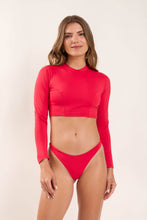 Laden Sie das Bild in den Galerie-Viewer, Model Front: Rio De Sol Haut Top Hibiscus Reef
