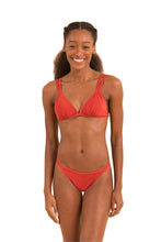 Carica l&#39;immagine nel visualizzatore di Gallery, Model Front: Rio De Sol Haut Top Malibu-Chili Tri-Duo
