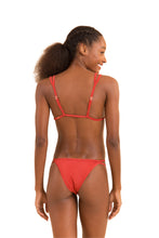 Carica l&#39;immagine nel visualizzatore di Gallery, Model Back: Rio De Sol Haut Top Malibu-Chili Tri-Duo

