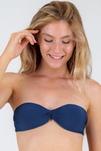 Laden Sie das Bild in den Galerie-Viewer, Gallery: Rio De Sol Haut Top Navy Twist

