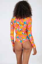 Charger l&#39;image dans la galerie, Model Back: Rio De Sol Haut Top Orange-Bloom Rash-Guard

