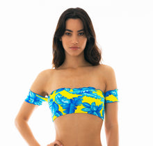 Laden Sie das Bild in den Galerie-Viewer, Model Front: Rio De Sol Haut Top Palmeira Azul Off Shoulder
