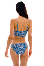 Carica l&#39;immagine nel visualizzatore di Gallery, Model Back: Rio De Sol Haut Top Palms-Blue Balconet-Anna
