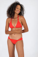 Laden Sie das Bild in den Galerie-Viewer, Model Front: Rio De Sol Haut Top Rouge Mel
