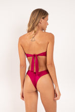 Laden Sie das Bild in den Galerie-Viewer, Model Back: Rio De Sol Haut Top Shimmer-Desejo Mavi
