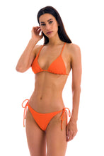 Laden Sie das Bild in den Galerie-Viewer, Model Front: Rio De Sol Haut Top St-Tpz-Tangerina Tri-Inv
