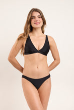 Laden Sie das Bild in den Galerie-Viewer, Model Front: Rio De Sol Haut Top Touch-Black Alba
