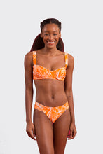 Laden Sie das Bild in den Galerie-Viewer, Model Front: Rio De Sol Haut Top Trail-Orange Amelia
