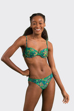 Laden Sie das Bild in den Galerie-Viewer, Model Front: Rio De Sol Haut Top Wilds Balconet

