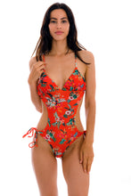 Carica l'immagine nel visualizzatore di Gallery, Model Front: Rio De Sol Une Pièce Wildflowers Trikini
