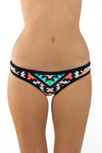 Laden Sie das Bild in den Galerie-Viewer, Model Front: Seafolly Bas Colorful Kasbah Seafolly
