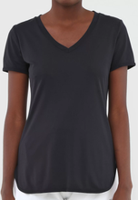 Carica l&#39;immagine nel visualizzatore di Gallery, Skin Fit T-Shirt Alongada Gola V Preto
