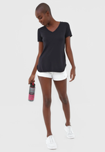 Carica l&#39;immagine nel visualizzatore di Gallery, Skin Fit T-Shirt Alongada Gola V Preto
