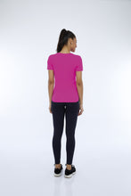 Laden Sie das Bild in den Galerie-Viewer, Pinkfarbenes Choque-inspiriertes Skin-Fit-T-Shirt
