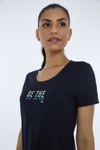 Laden Sie das Bild in den Galerie-Viewer, Von Preto inspiriertes Skin-Fit-T-Shirt
