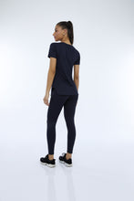 Laden Sie das Bild in den Galerie-Viewer, Von Preto inspiriertes Skin-Fit-T-Shirt
