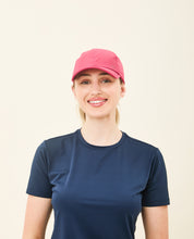 Laden Sie das Bild in den Galerie-Viewer, Model Front: Uv Line Casquette Beach Tennis Cap Fuchsia Upf50+
