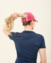 Laden Sie das Bild in den Galerie-Viewer, Model Back: Uv Line Casquette Beach Tennis Cap Fuchsia Upf50+
