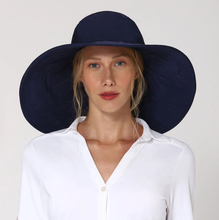 Laden Sie das Bild in den Galerie-Viewer, Model Front: Uv Line Chapeau Souple/Capeline Beverly Hills Marinho
