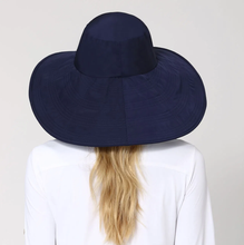 Laden Sie das Bild in den Galerie-Viewer, Model Back: Uv Line Chapeau Souple/Capeline Beverly Hills Marinho
