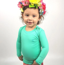 Carica l&#39;immagine nel visualizzatore di Gallery, Model Front: Uv Line T-Shirt Camiseta Baby Nina Verde Claro Upf50+
