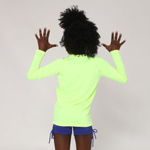 Charger l&#39;image dans la galerie, Model Back: Uv Line T-Shirt Camiseta Uvlight Amarelo Fluor Spf50+
