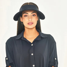 Carica l&#39;immagine nel visualizzatore di Gallery, Model Front: Uv Line Visière Grecia Black Fit Upf50+

