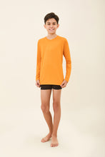 Laden Sie das Bild in den Galerie-Viewer, Model Front: Uv Line T-Shirt Kids Longsleeve Uvpro Laranja
