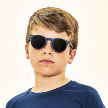 Carica l'immagine nel visualizzatore di Gallery, Model Front: Uv Line Lunettes De Soleil Kids Sunglasses Navy Uv400
