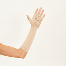 Carica l&#39;immagine nel visualizzatore di Gallery, Model Back: Uv Line Gants Long Glove Chocolate Upf50+
