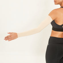 Carica l&#39;immagine nel visualizzatore di Gallery, Model Back: Uv Line Gants Long Sleeve Beige Upf50+

