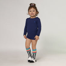 Laden Sie das Bild in den Galerie-Viewer, Model Front: Uv Line T-Shirt Longsleeve Baby Marinho Upf50+
