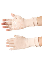 Laden Sie das Bild in den Galerie-Viewer, Model Front: Uv Line Gants Medium Glove Beige Upf50+
