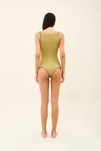 Carica l&#39;immagine nel visualizzatore di Gallery, Model Back: Uv Line Une Pièce Mirela Oliva Preto Upf50+
