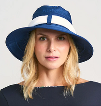 Laden Sie das Bild in den Galerie-Viewer, Model Front: Uv Line Chapeau Souple/Capeline Paris Ville Azul/Branco
