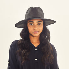 Carica l&#39;immagine nel visualizzatore di Gallery, Model Front: Uv Line Chapeau Souple/Capeline Saint Germain Preto Upf50+

