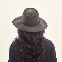 Carica l&#39;immagine nel visualizzatore di Gallery, Model Back: Uv Line Chapeau Souple/Capeline Saint Germain Preto Upf50+
