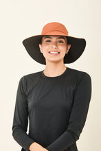 Carica l&#39;immagine nel visualizzatore di Gallery, Model Front: Uv Line Chapeau Souple/Capeline San Diego Preto Caramelo Upf50+
