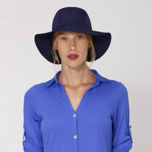Laden Sie das Bild in den Galerie-Viewer, Model Front: Uv Line Chapeau Souple/Capeline San Remo Fpu50+ Hat Navy Blue Uv

