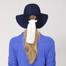 Laden Sie das Bild in den Galerie-Viewer, Model Back: Uv Line Chapeau Souple/Capeline San Remo Fpu50+ Hat Navy Blue Uv
