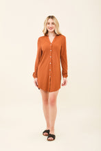 Carica l&#39;immagine nel visualizzatore di Gallery, Model Front: Uv Line Chemise Shirtdress Copenhagen Caramelo Upf50+
