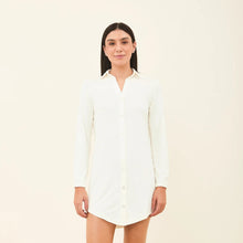 Laden Sie das Bild in den Galerie-Viewer, Model Front: Uv Line Chemise Shirtdress Copenhagen Offwhite Upf50+
